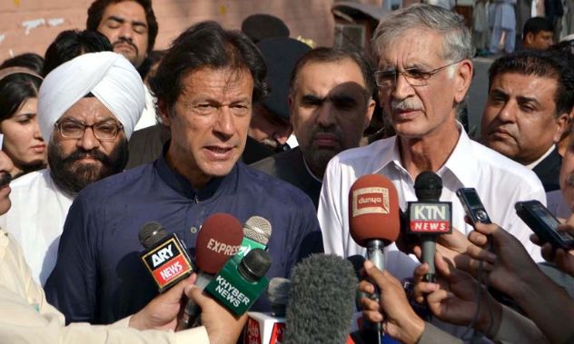 عمران خان میڈیا سے گفتگو کرتے ہوئے