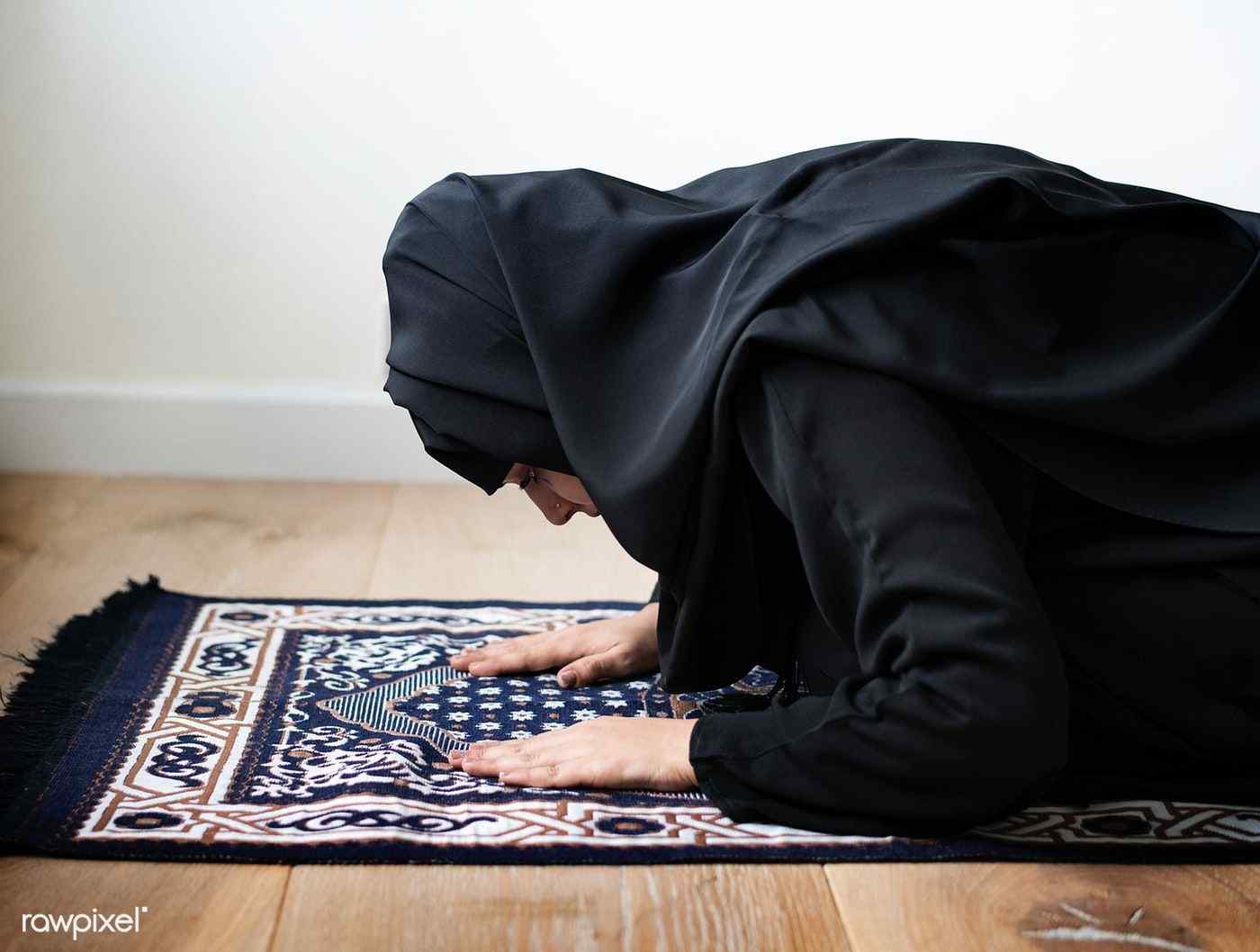 مسلمان خاتون سجدے میں