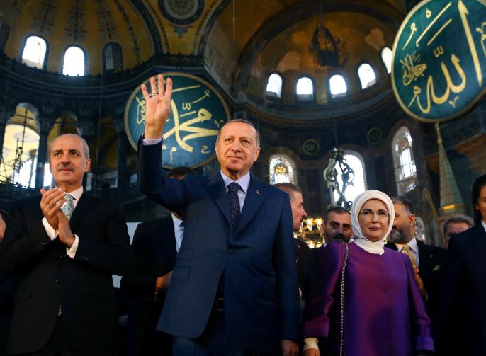 ترک صدر رجب طیب ایردوان اپنی اہلیہ کے ساتھ آیا صوفیا میں