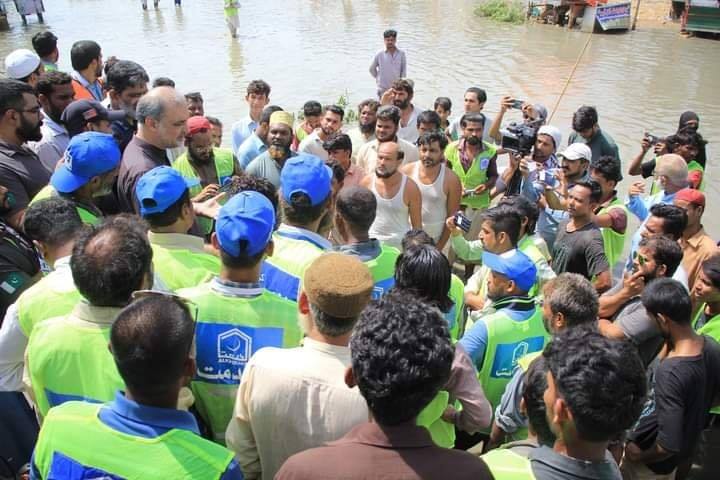 جماعت اسلامی کراچی کے امیر حافظ نعیم الرحمن اور الخدمت فائونڈیشن کراچی کے رضارکار