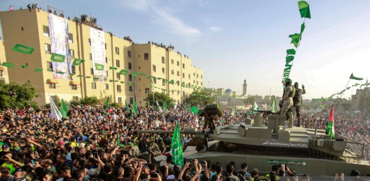 فلسطینی عوام جشن مناتے اور اپنی قوت کا اظہار کرتے ہوئے