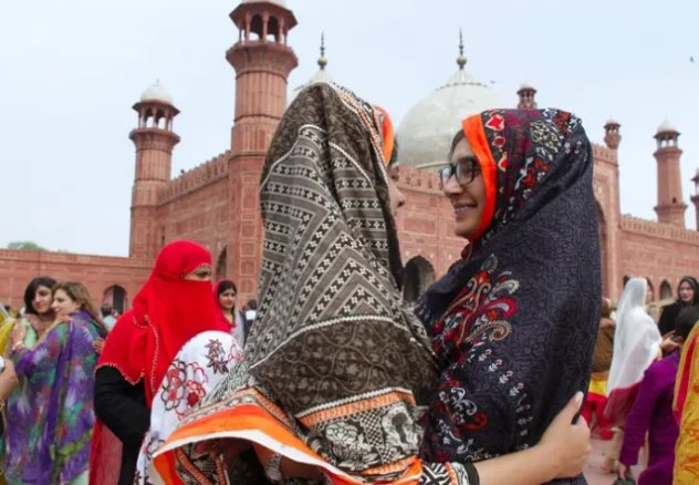 بادشاہی مسجد لاہور ، پاکستان میں عید الفطر کی نماز کے بعد دو مسلمان خواتین گلے مل رہی ہیں