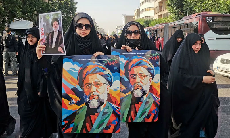 ایرانی-خواتین-ایرانی-صدر-ڈاکٹر-سید-ابراہیم-رئیسی-کی-تصویر-سے-مزین-پوسٹرز-کے-ساتھ-کھڑی-ہیں