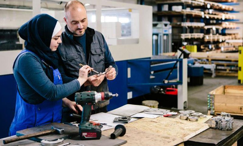 ایک-مرد-اور-ایک-با-حجاب-خاتون-فیکٹری-میں-کام-کرتے-ہوئے