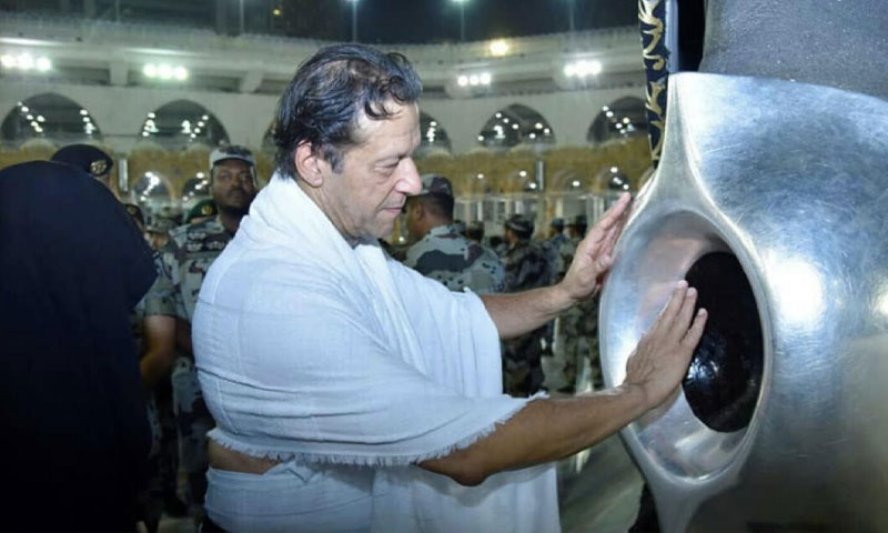 عمران-خان-حجر-اسود-کو-چھوتے-ہوئے